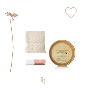 Cadeaupakket, face & bodyscrub, lippenbalsem en gezichtsdoekje