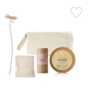 Cadeaupakket toilettas, face & bodyscrub, sleepovermasker en gezichtsdoekje